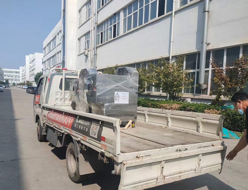 连锁炒货店再次提货许昌智工三台小型电磁炒货机